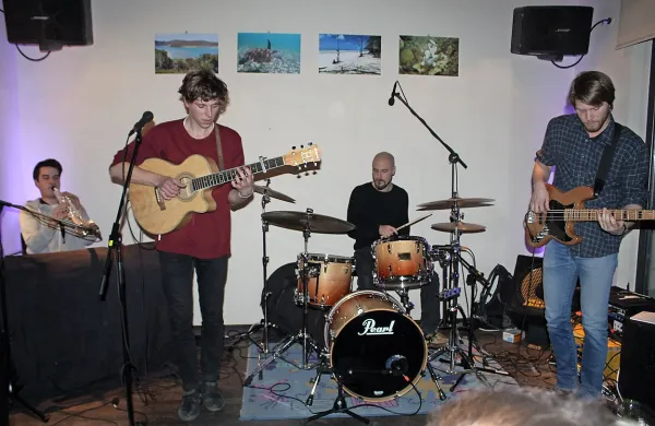 Jakob Kobal (drugi z leve) je s svojim bendom pred odhodom 
na Eurosonic nastopil v idrijski Kavarni.