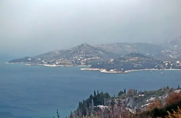 Dubrovnik se je danes zbudil pod snežno odejo.