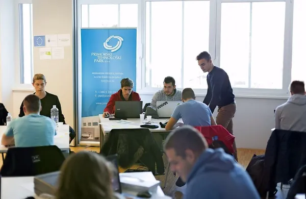Zadnjega Startup izziva v prostorih novogoriškega medpodjetniškega izobraževalnega centra se je udeležilo preko 
trideset  potencialnih mladih podjetnikov.