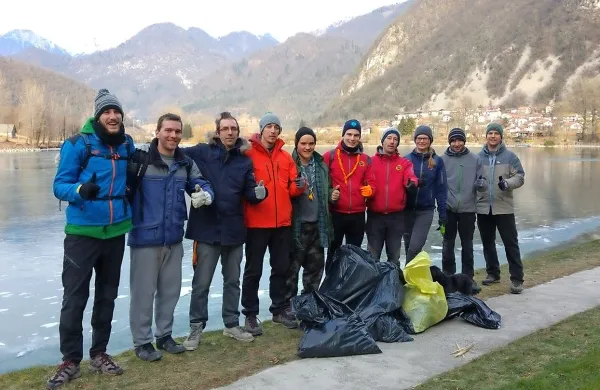 “Na sprehodih ob cesti med Tolminom in Volčami sem iz 
dneva v dan opazoval nesnago, dovolj mi je bilo.  Pred 
facebooka sem pritegnil  skupino somišljenikov in šli smo v 
akcijo,” pravi pobudnik Dan Isteny (drugi z leve).