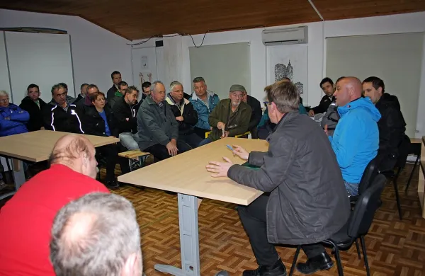 Med uporabniki in lastniki  so mnenja, kaj narediti, deljena. 
Nekateri so prepričani, da si hoče občina  vodovode, ki so jih 
sami zgradili,  prilastiti. Na občini to zanikajo. 