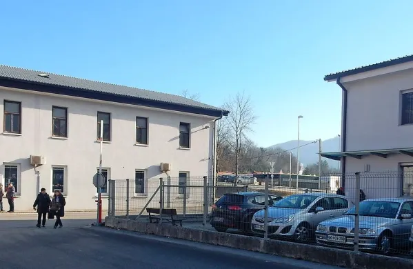 Zelo je praktično, ker  je stavba bodočega centra za sodelo 
(desno) ob PRC.  