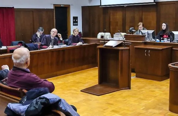 Na koprskem sodišču bi moral včeraj pričati izvedenec, ki je 
obremenil Borisa Popoviča in občinske uradnike, a je obramba senat prepričala,  da ga bodo lahko  strokovno izprašali le 
ob pomoči svojega strokovnjaka. 