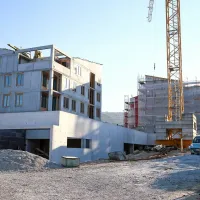 Oskrbovana stanovanja v Livadah, tik ob Južni cesti,  so zasnovali v dveh trinadstropnih 
objektih (s pritličjem in   kletjo).   Zraven   raste  center dnevnih aktivnosti za starejše občane.  