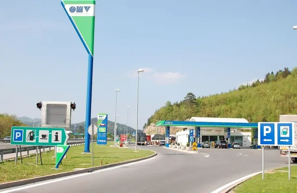 Včeraj ponoči se je na bencinski servis na Ravbarkomandi  s 
terencem pripeljal Ljubljančan, a ni prišel po gorivo, temveč 
po denar. 
