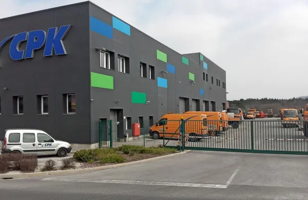 Po hišnih preiskavah, tudi na sedežu CPK, so preiskovalci 
NPU spisali kazensko ovadbo zaradi domnevno spornega 
menedžerskega prevzema družbe. 
