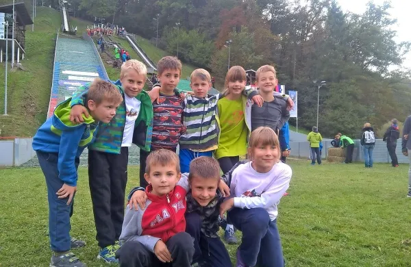 



Ekipa SK Pok (z leve stojijo): Marko Polanc, Tilen Likar, Jaka 
Leban,  Enej Komjanc, Ela Krapež, Teo Krivec; čepijo: Andraž 
Velikonja, Mark Štrancar in Zala Likar; manjkata: Jure Polanc 
in Enej Žižmond.