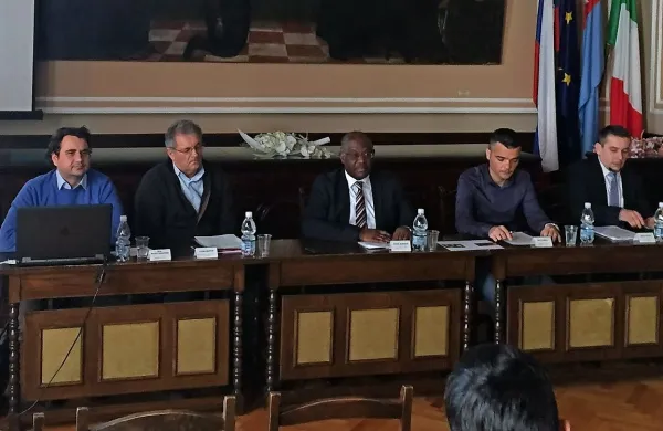 Župan Peter Bossman je danes na novinarski konferenci 
dejal, da zaprtja Pirana za promet z osebnimi vozili ostaja 
dolgoročen cilj. 