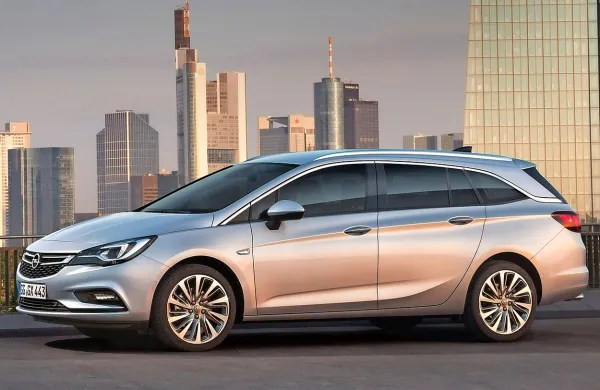 Astra je svoji karavanski izvedenki prvič namenila ime “sports 
tourer”.