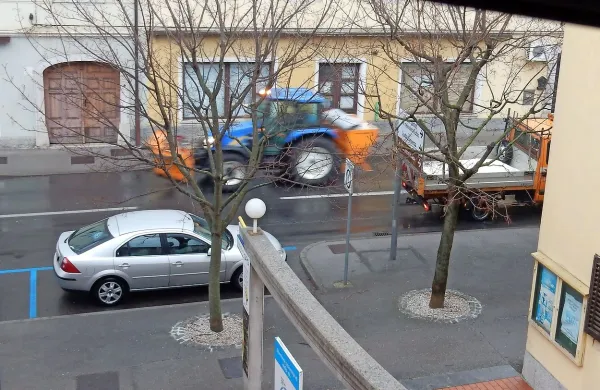 Tako smo po 9. uri po Partizanski cesti v Sežani ujeli tovornjak 
Cestnega podjetja Koper, ki skrbi za državne ceste, in traktor 
Komunalno stanovanjskega podjetja Sežana, ki skrbi za 
občinske. 