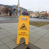 Napis “spolzka tla” je bil danes najpogostejša tabla v Sežani. 
Ne zaman, saj so bila tla res gladka. 