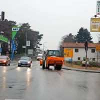 Tako je dopoldne traktor sežanske komunale odhajal na 
posipanje cest na sežanskem terminalu.