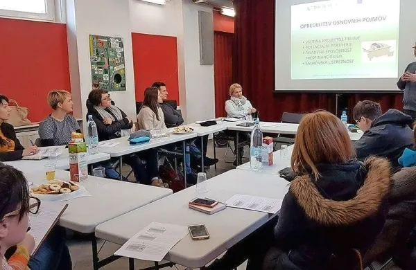 Z usposabljanji mentorjev nevladnih organizacij, ki so jih že in 
jih še bodo izvedli, bodo izbrana društva in zavodi okrepila 
svoje delovanje v  Primorsko-notranjski regiji. 