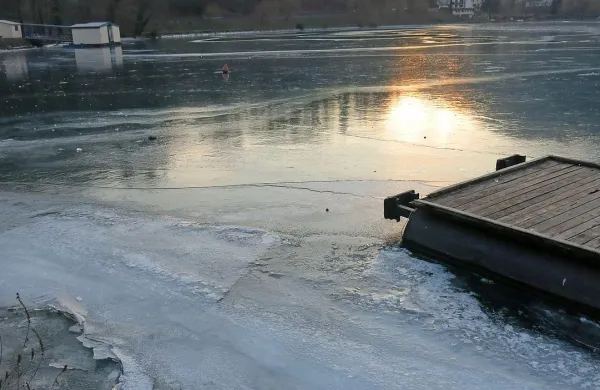 Na območjih manjšega pretoka, predvsem akumulacijskih jezerih se je zaradi nizkih temperatur v zadnjih dneh naredila ledena skorja celo na reki Soči.