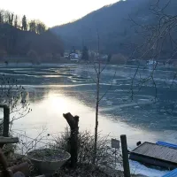 V okovih ledu celo reka Soča
