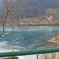 V okovih ledu celo reka Soča