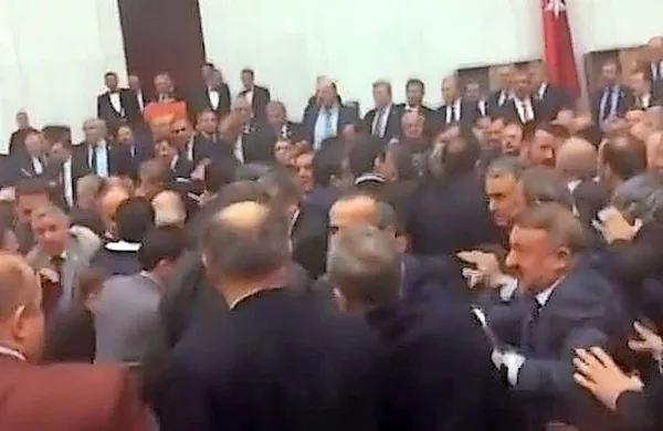 V turškem parlamentu je med obravnavo spornega novega 
osnutka ustave, katerega cilj je razširiti pristojnosti predsednika države, danes prišlo do pretepa med poslanci, leteli 
so tudi stoli.