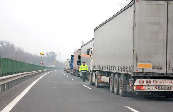 Na hitri cesti  med cestninsko postajo Nanos in Vipavo so se  
danes dopoldne   zaradi poledice zgodile štiri  prometne 
nesreče. 