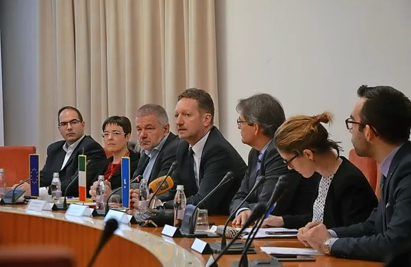 Župana Izole in Kopra, Igor Kolenc in Boris Popovič, na današnji novinarski konferenci v Izoli sicer nista mogla postreči z novimi informacijami o postopku zaprtja obalne ceste, je pa koordinator Okoljskega stebra Evropske strategije za Jadransko-jonsko regijo Mitja Bricelj zato opozoril na strateške razloge za njeno zaprtje.