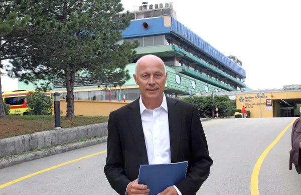 mena osumljenca na vrhovnem državnem tožilstvu niso 
razkrili, po neuradnih podatkih pa gre za nekdanjega direktorja SBI Janija Derniča, ki je potrdil, da je vodil bolnišnico v času, ko so se zgodila očitana dejanja. 