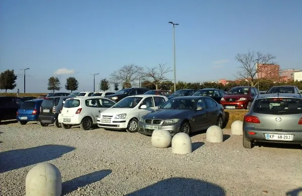  Kaže, da je novost      med vozniki sprožila tudi nekaj nejevolje, 
saj so   včeraj na silo premaknili eno od betonskih ovir in si utrli 
pot na drugo stran.