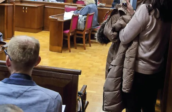 Fotografi in snemalci so na sojenju Borisu Popoviču stali za 
posebej označeno belo črto, od koder so lahko v objektive 
lovili tudi predsednico in člane senata. 