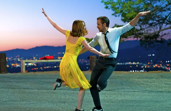 Glavno vlogo v Deželi La La imata Ryan Gosling in Emma 
Stone. 