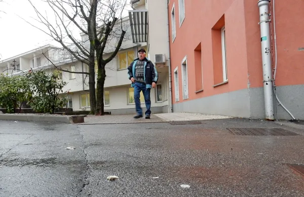 Tudi v Levstikovi ulici, tik ob sežanskem zdravstvenem domu, 
je bilo danes po dvanajst uri še veliko mesnih obrezkov. 