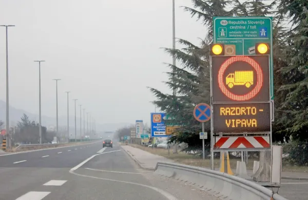 Vipavsko hitro cesto so včeraj zjutraj za nekaj ur zaprli za 
promet v obe smeri.