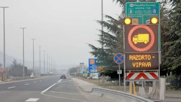 Vipavsko hitro cesto so včeraj zjutraj za nekaj ur zaprli za 
promet v obe smeri.