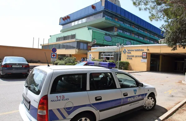 Hišne preiskave, povezane s sporno sterilizacijo, so v izolski 
bolnišnici potekale 22. avgusta 2013.