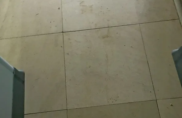 Županu Borisu Popoviču je zdrsnilo na spolzkih tleh na 
koprskem sodišču.