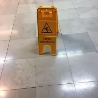 Iz MOK so sporočili, da so uslužbenci  šele naknadno  postavili 
tablo z opozorilom.