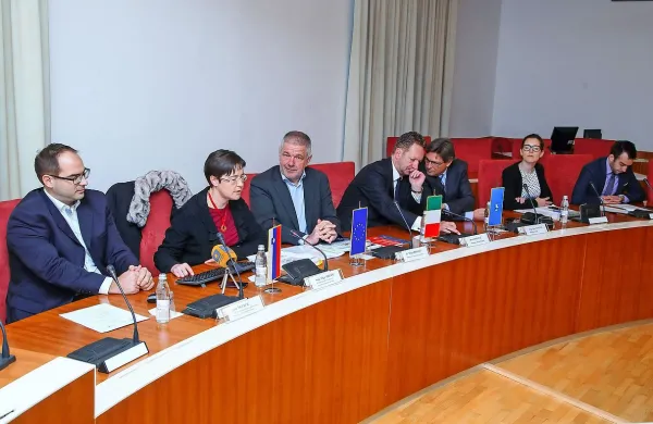 Ker bodo območje obalne ceste urejali s pomočjo evropskega denarja, so Kolenca  in Popoviča (tretji oziroma četrti z 
desne) včeraj spremljali predstavniki evropske strategije za 
Jadransko-jonsko regijo. 