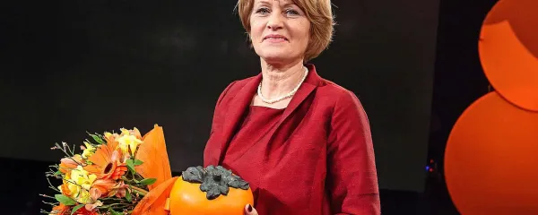 Lanskoletna zmagovalka je bila borka za gradnjo centra za 
osebe s posebnimi potrebami Angela Lampe. Komu bo 
predala zlato jabolko?