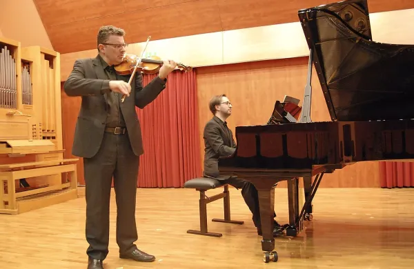  Schumannove sonate   sta oživila violinist Emmanuele Baldini in pianist Luca Delle Donne. 