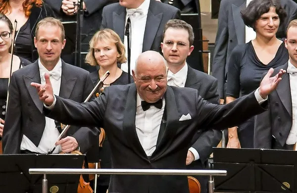 Maestro Anton Nanut je dirigiral, dokler je zmogel - tako ga je razvedril nastop z   Orkestrom Slovenske filharmonije   10. oktobra 
2015 v Kulturnem domu Nova Gorica.