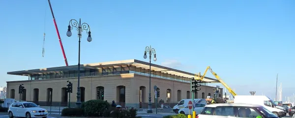 Eataly bo od torka vabil v nekdanje pristaniško skladišče za 
vino na tržaškem obrežju. 