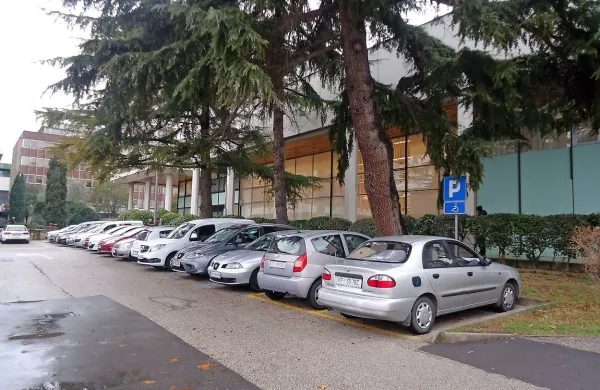V prihodnjih tednih bodo na tem delu parkirišča za koprsko 
banko Intesa Sanpaolo urejali 14 zasebnih parkirnih mest. 