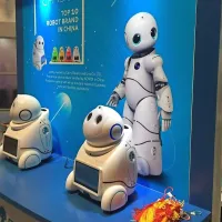 Eden od številnih predstavljenih robotov, kitajski Canbot, otroku pove tudi 
pravljico.
