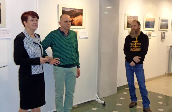 110-letnico Planinskega društva Snežnik, ki ga vodi Darinka Dekleva (prva z leve)  bodo 
počastili z vrsto dogodkov, za uvod so pripravili razstavo fotografij Iztoka Snoja (v sredini) o 
Snežniku.