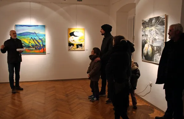 Razstava del, ki so nastala na lanskem simpoziju Slovenija, odprta za umetnost, bo v 
Lokarjevi galeriji na ogled do sredine februarja.