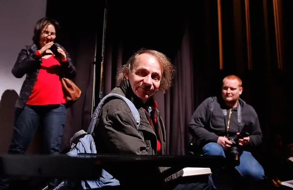 Kontroverznega pisatelja Michela Houellebecqa (v sredini) so 
marca 2014 gostili v Ljubljani.