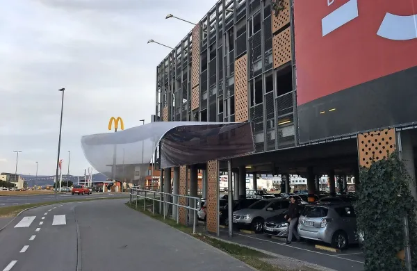 Burja že podrla nekaj dreves