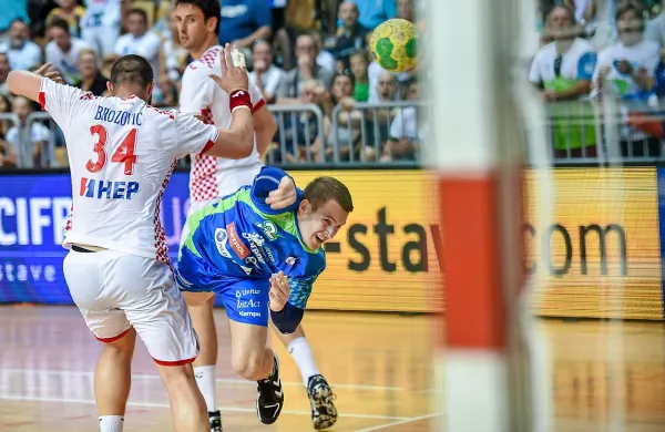 Miha Zarabec (v modrem dresu) je bil eden od junakov 
sobotne zmage nad Islandijo.