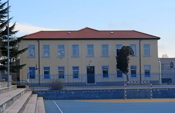 Tudi za širitev igrišča pri šoli in vrtca v bližini bo morala občina 
dokupiti nekaj zemljišč.