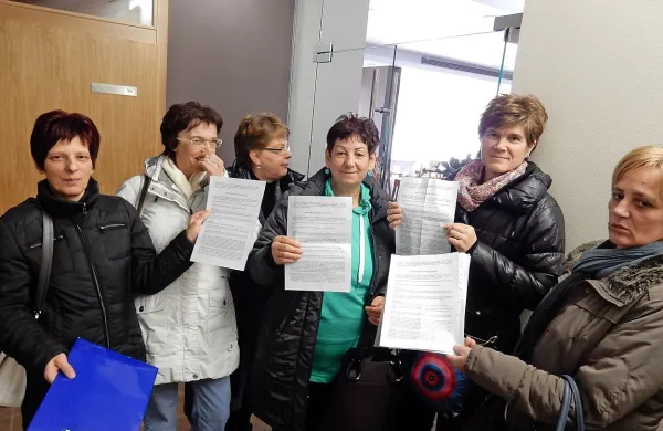 Včeraj so nekdanji delavci družbe Lipica turizem, ki je v 
stečaju, v računovodstvu prejeli izračune dolgov, ki jih ima 
družba do njih: to so neizplačane plače, odškodnine, neizkoriščeni dnevi dopusta in  ur - torej vse, kar lahko zaposleni 
prijavijo kot terjatev.