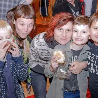 Predstavo sta si z otroki  ogledali tudi primorska akademska 
kiparka Ana Žerjal (levo) in inšpicientka v novogoriškem 
gledališču Kaja Trkman.