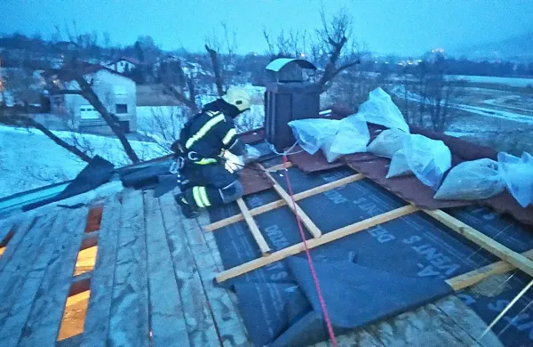 Zaradi močne burje so v Dolnjem Zemonu danes zjutraj 
potrebovali  vreče za obtežitev pločevinaste  strehe.