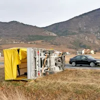 Ponoči sunek burje okoli 180 km/h, motena oskrba z električno energijo (foto in video)
